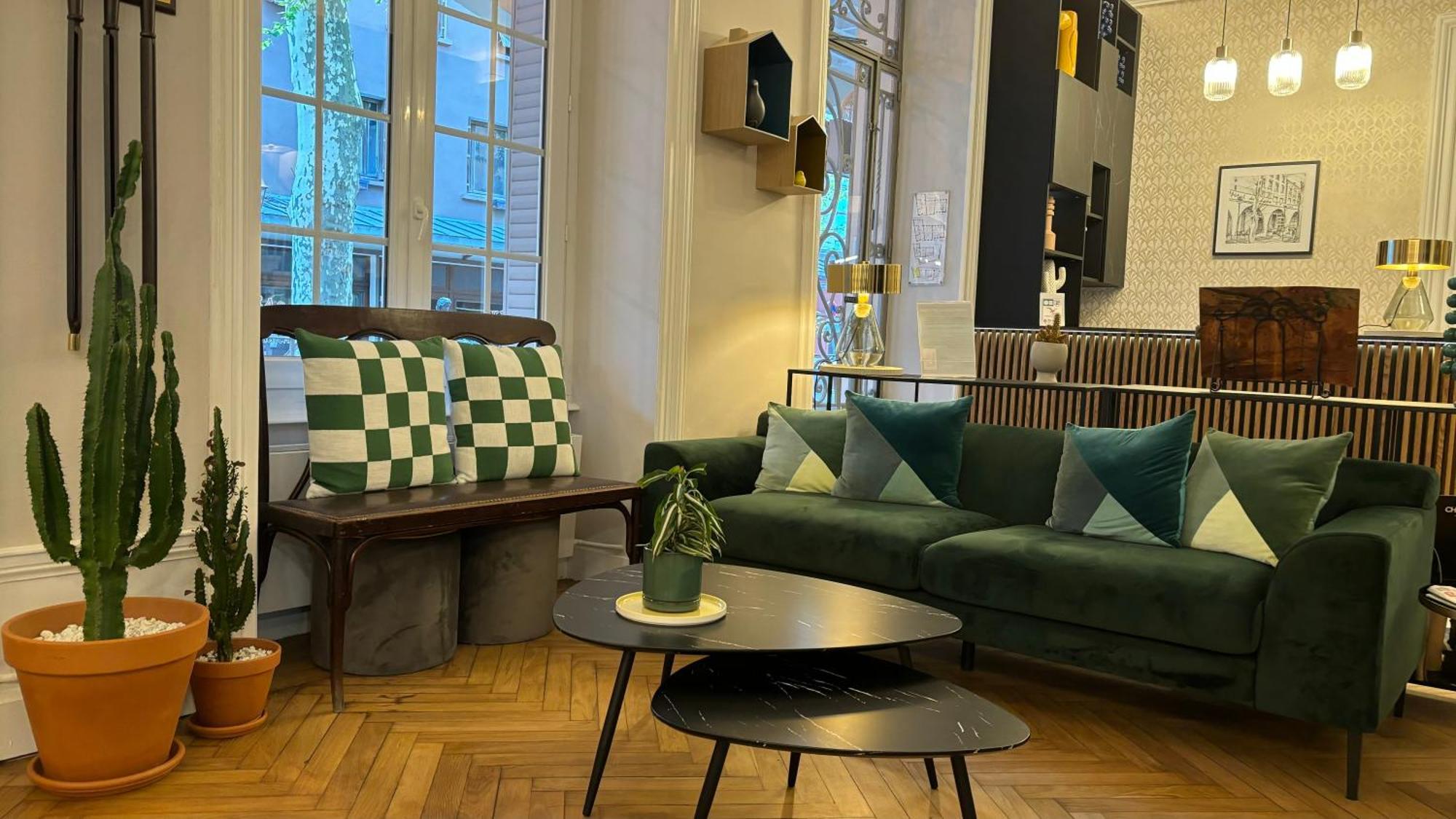Hotel Logis Restaurant Grand De Lyon 3*