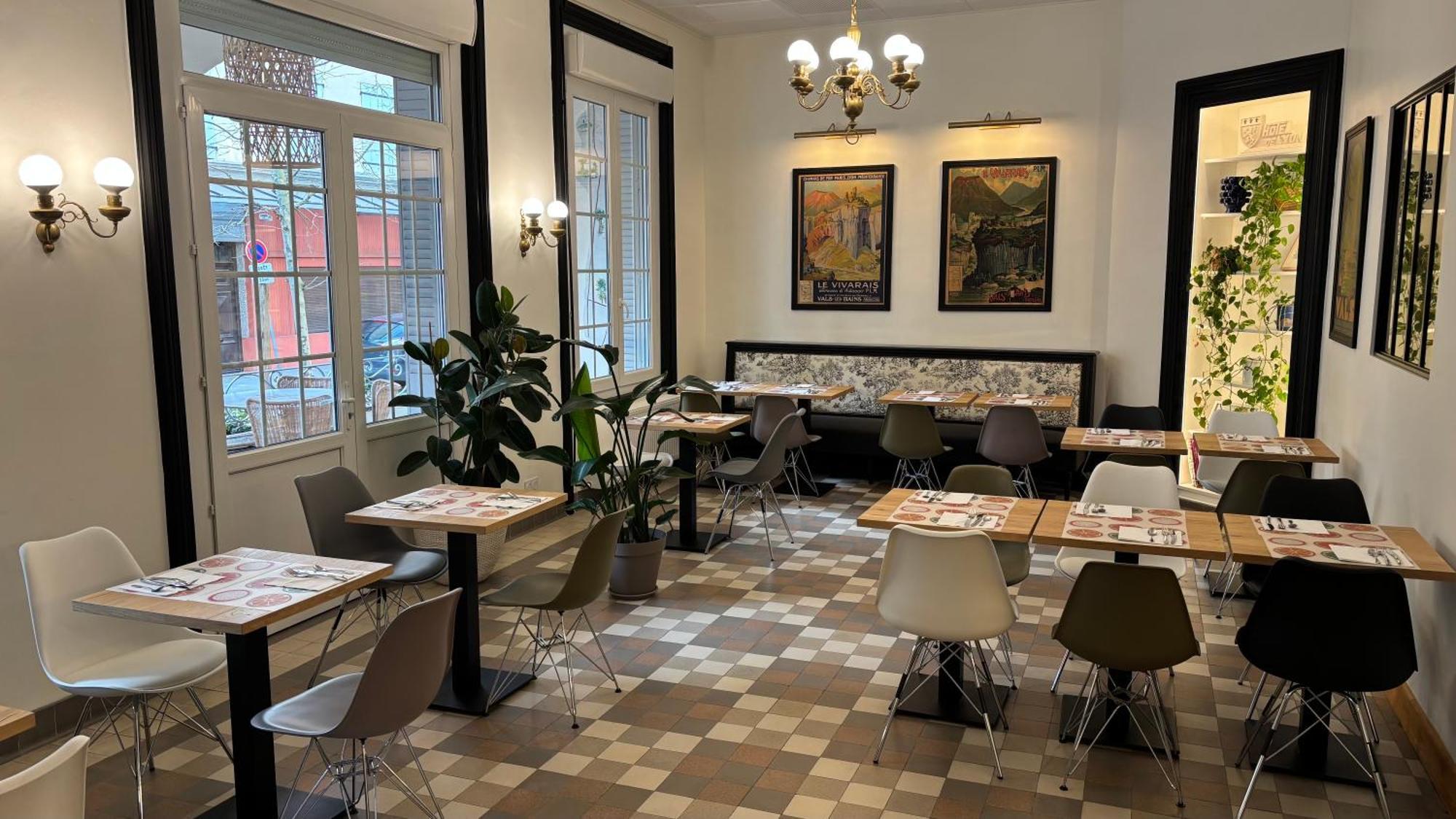 Hotel Logis Restaurant Grand De Lyon 3*